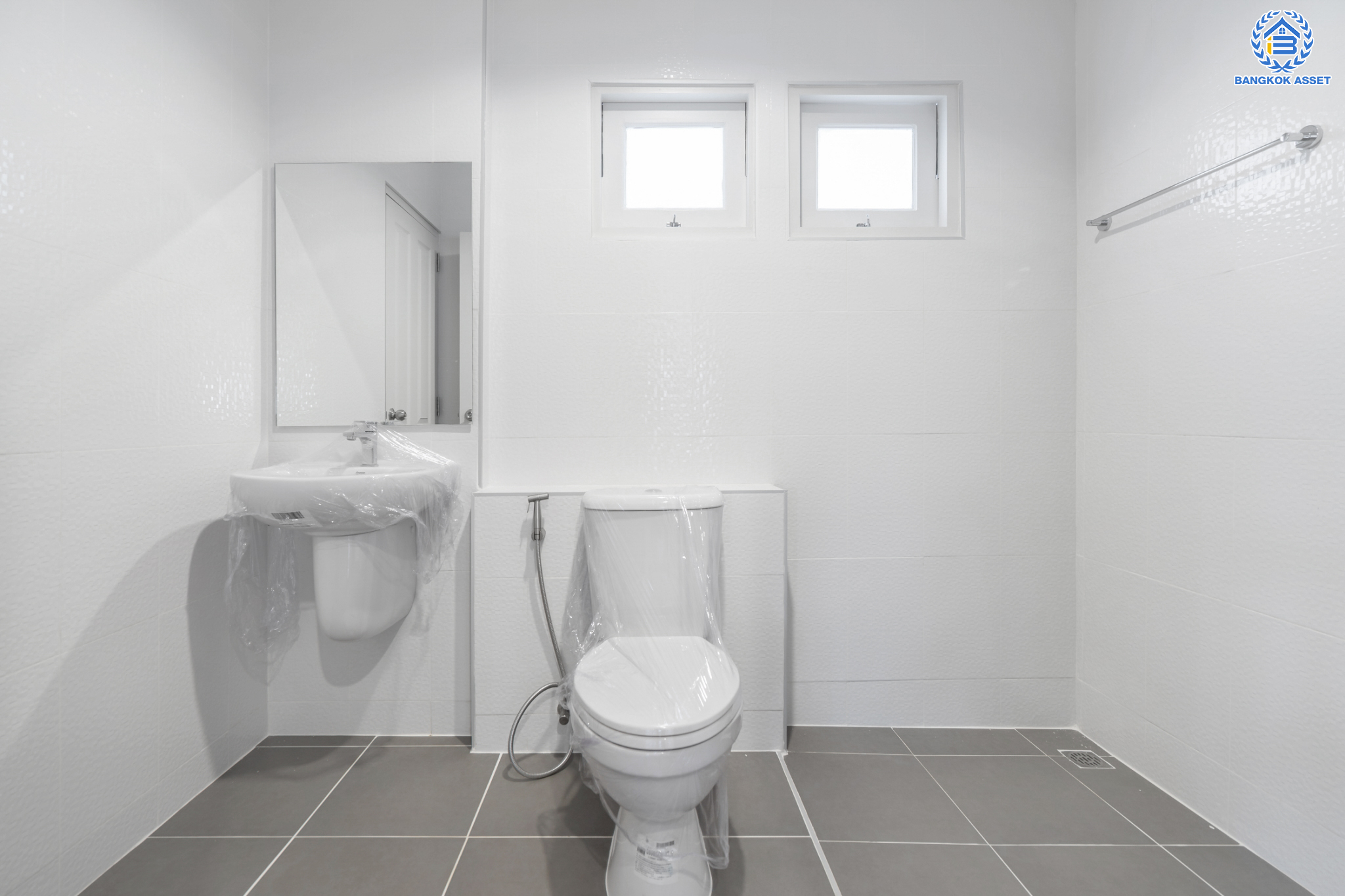 บ้านมือสองตกแต่งใหม่ ม.บุรีรมย์ วงแหวนฯ-ปิ่นเกล้า (ซ.วัดพระเงิน) บ้านแฝดหลังใหญ่ เนื้อที่ 38.5 ตร.ว. ฟังก์ชัน 3 ห้องนอน 2 ห้องน้ำ 1 ที่จอดรถ เดินทางสะดวกสบาย บนทำเลเชื่อมต่อ ถ.กาญจนาภิเษก ใกล้เซ็นทรัลเวสต์เกต รถไฟฟ้าสายสีม่วง "สถานีตลาดบางใหญ่" และทางด่วนศรีรัช!...